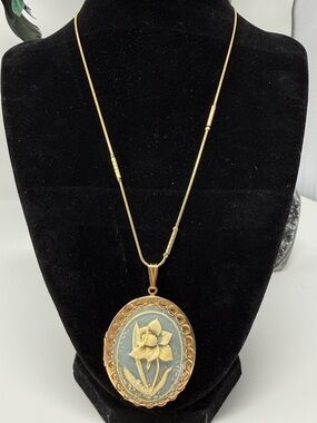 Vintage Floral Cameo Gold Tone Locket Necklace